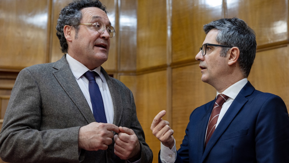 El ministro de la Presidencia, Justicia y Relaciones con las Cortes, Félix Bolaños (d), conversa con el fiscal general del Estado, Álvaro García Ortiz, durante la inauguración del curso selectivo de la 63ª promoción de acceso a la carrera fiscal, en el Centro de Estudios Jurídicos, este 15 de enero de 2025 en Madrid.