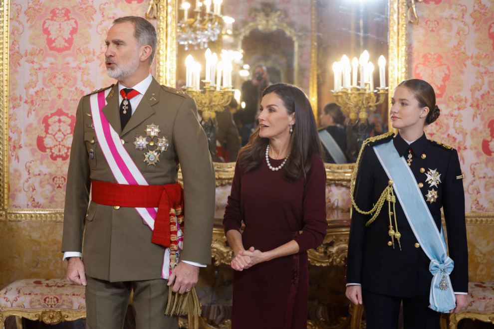 La princesa de Asturias, Leonor, la reina Letizia y el rey Felipe VI durante la celebración de la Pascua Militar este lunes en el Palacio Real en Madrid. 