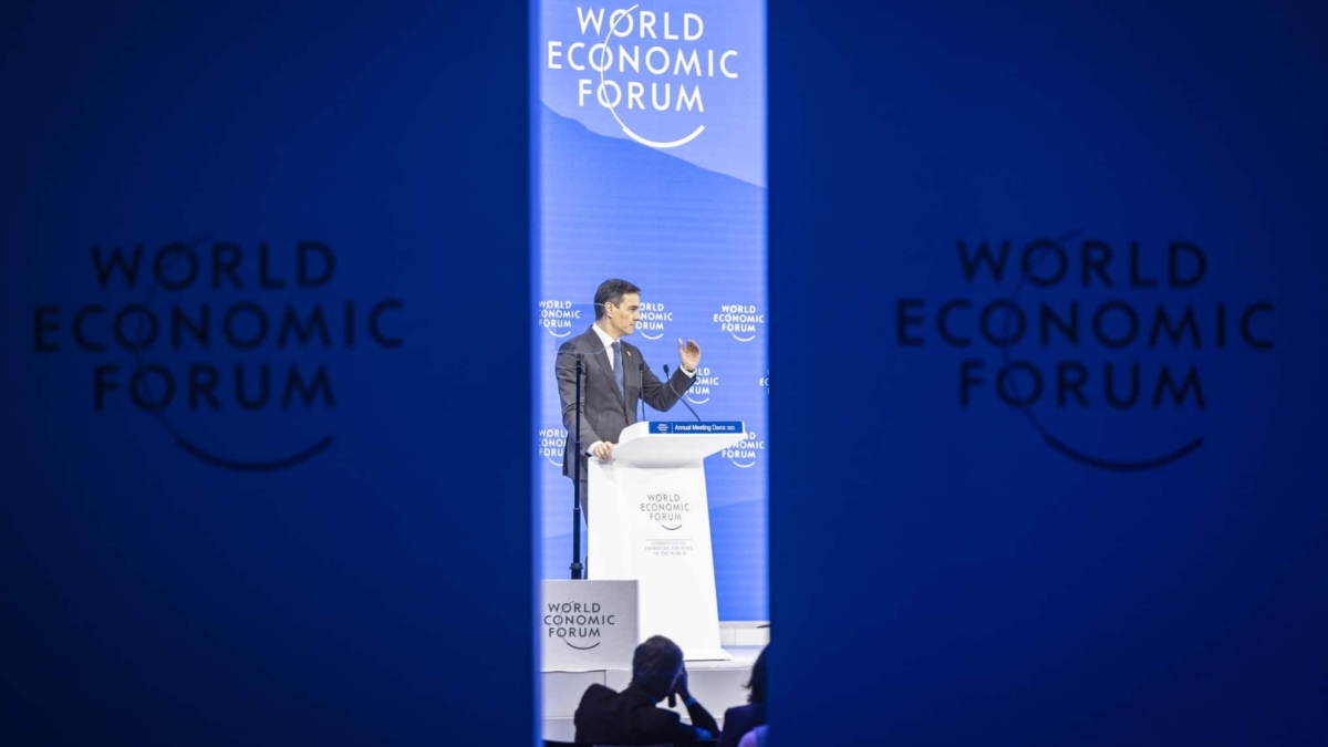 Davos (Switzerland), 22/01/2025.- Prime Minister of Spain Pedro Sanchez speaks during a plenary session of the 55th annual World Economic Forum (WEF) meeting in Davos, Switzerland, 22 January 2025. The World Economic Forum's annual meeting gathers entrepreneurs, scientists, and corporate and political leaders in Davos from 20 to 24 January. (España, Suiza) EFE/EPA/MICHAEL BUHOLZER