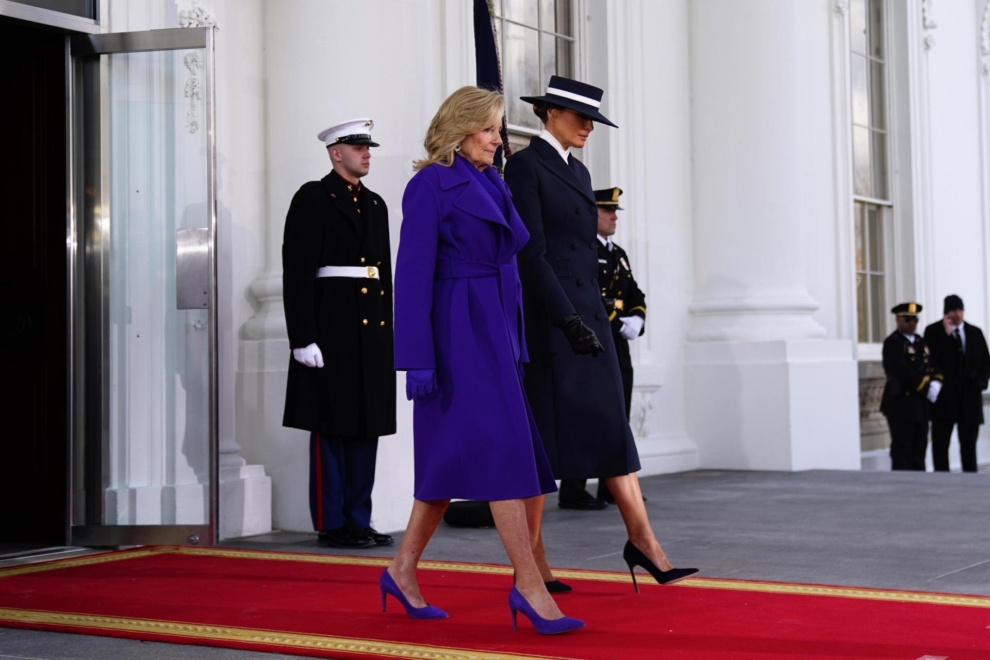 Melania Trump camina junto a Jill Biden a la salida de la Casa Blanca.