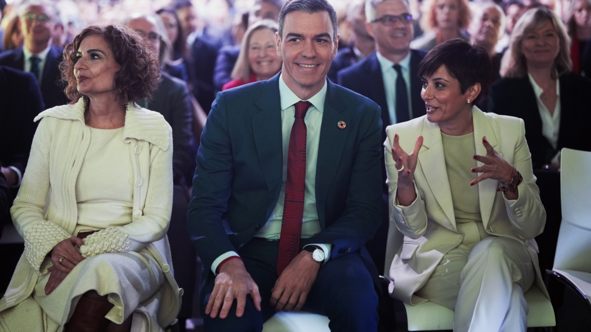 MADRID, 13/01/2025.- El presidente del Gobierno Pedro Sánchez (c), junto a la vicepresidenta primera y ministra de Hacienda, María Jesús Montero (i), y la ministra de Vivienda y Agenda Urbana Isabel Rodríguez (d) durante la clausura el foro 'Vivienda: quinto pilar del Estado del bienestar' organizado por el Gobierno sobre el problema del acceso a la vivienda, este lunes, en Madrid. EFE/ Borja Sánchez-trillo