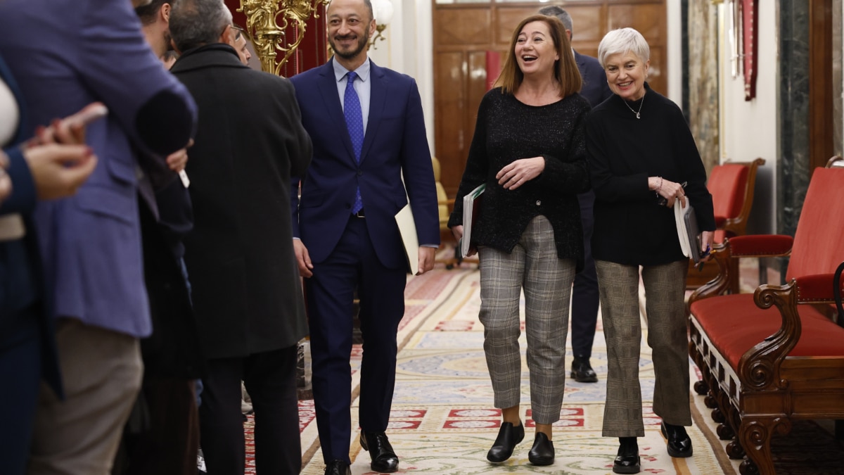 MADRID, 16/01/2025.- La presidenta del Congreso, Francina Armengol (c), el vicepresidente primero de la Mesa del Congreso, Alfonso Rodríguez Gómez de Celis, y la secretaria segunda, Isaura Leal (d), se dirigen a asistir a una reunión de la Mesa del Congreso de los Diputados, este jueves. EFE/ Chema Moya