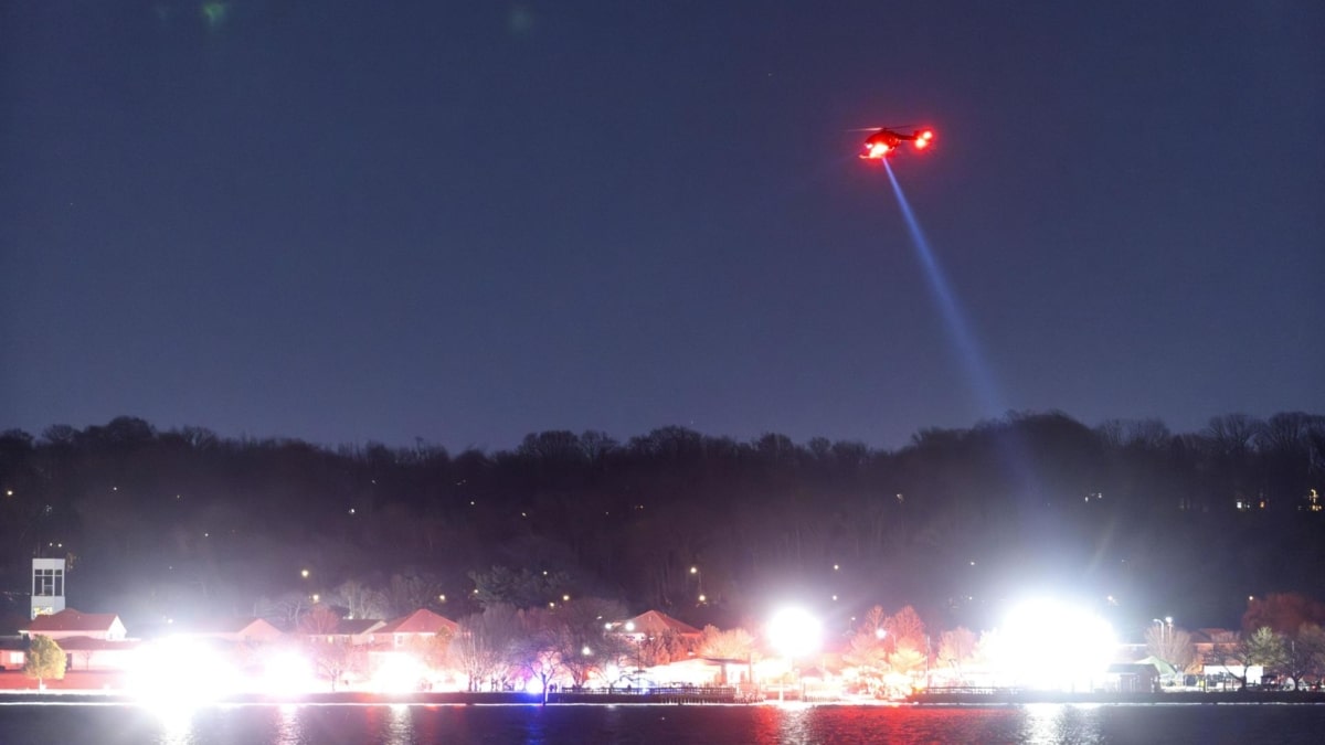 El audio entre la torre de control y el helicóptero: "PAT 2-5 pase por detrás del CRJ"