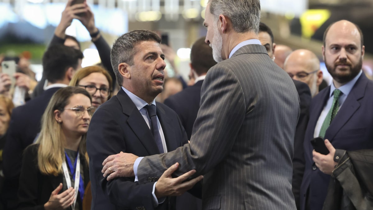 El rey Felipe saluda al presidente de la Generalitat Valenciana, Carlos Mazón, durante su visita a los pabellones tras la inauguración este miércoles la 45 edición de Fitur