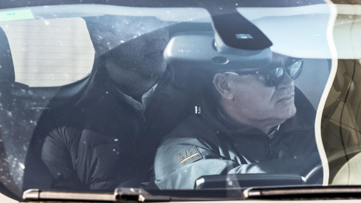 El hermano de Pedro Sánchez, David Sánchez, a su salida en coche tras declarar en los juzgados en Badajoz.