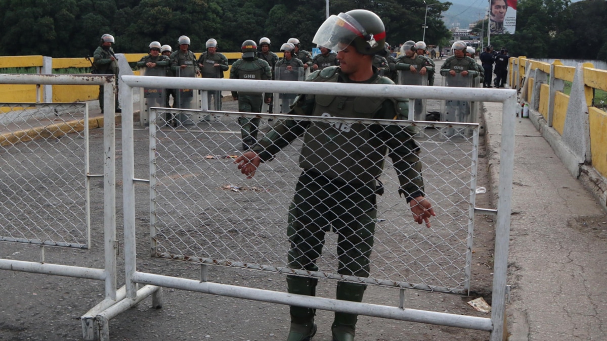 La Policía venezolana cierra la frontera con Colombia.