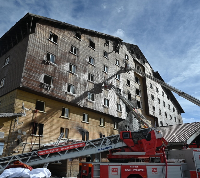 Al menos 69 muertos y 68 heridos en el incendio de un hotel de esquí en Turquía