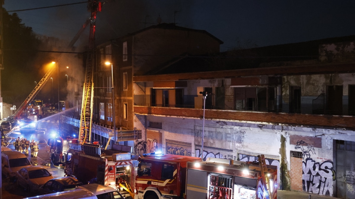 Fallece un hombre tras saltar del tercer piso de un edificio en llamas en Basauri