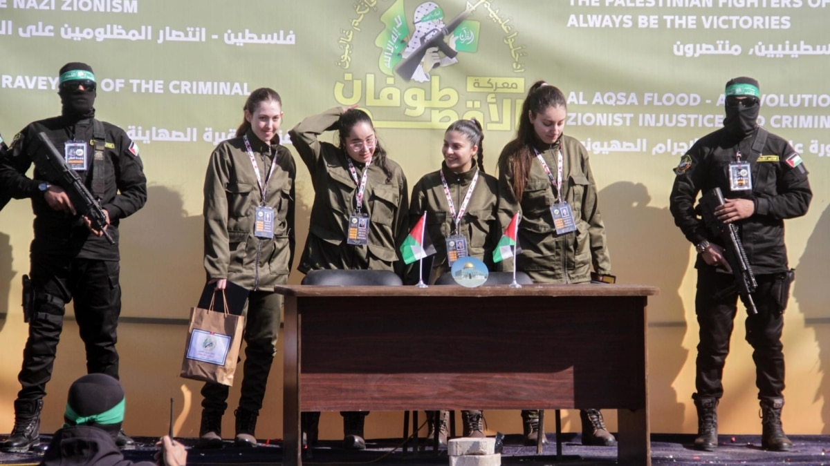 Hamás entrega a las cuatro mujeres soldado israelíes entre cientos de militantes y civiles gazatíes