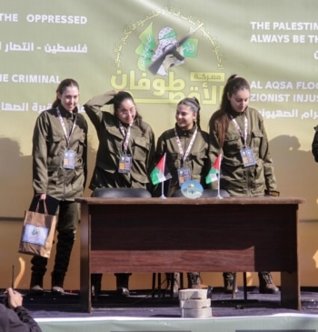 Hamás entrega a las cuatro mujeres soldado israelíes entre cientos de militantes [...]