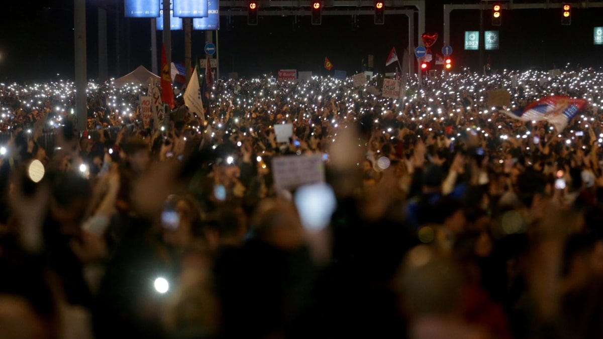 Los estudiantes serbios tumban al primer ministro en las mayores protestas desde la era Milosevic