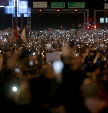 Los estudiantes serbios tumban al primer ministro en las mayores protestas desde [...]