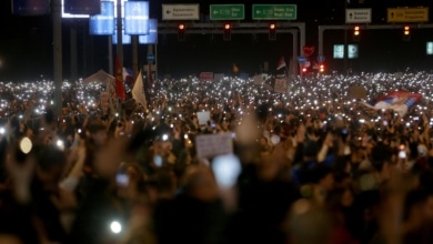 Los estudiantes serbios tumban al primer ministro en las mayores protestas desde la era Milosevic