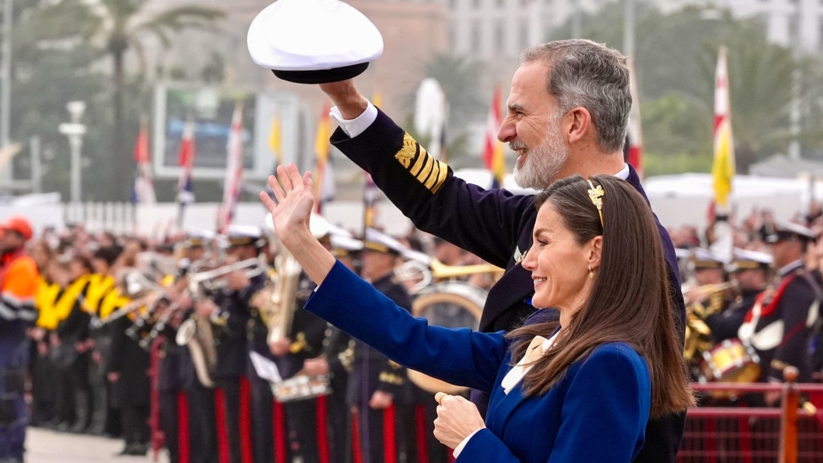 Los reyes se despiden de la princesa Leonor en el muelle de Cádiz.