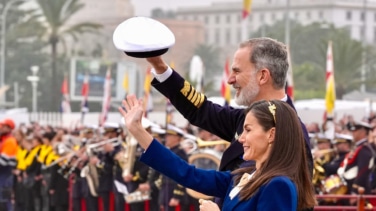 Los Reyes se emocionan abrazados en la despedida de Leonor: fotos al son de la 'Salve Marinera'