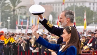 Los Reyes se emocionan abrazados en la despedida de Leonor: fotos al son de la 'Salve Marinera'