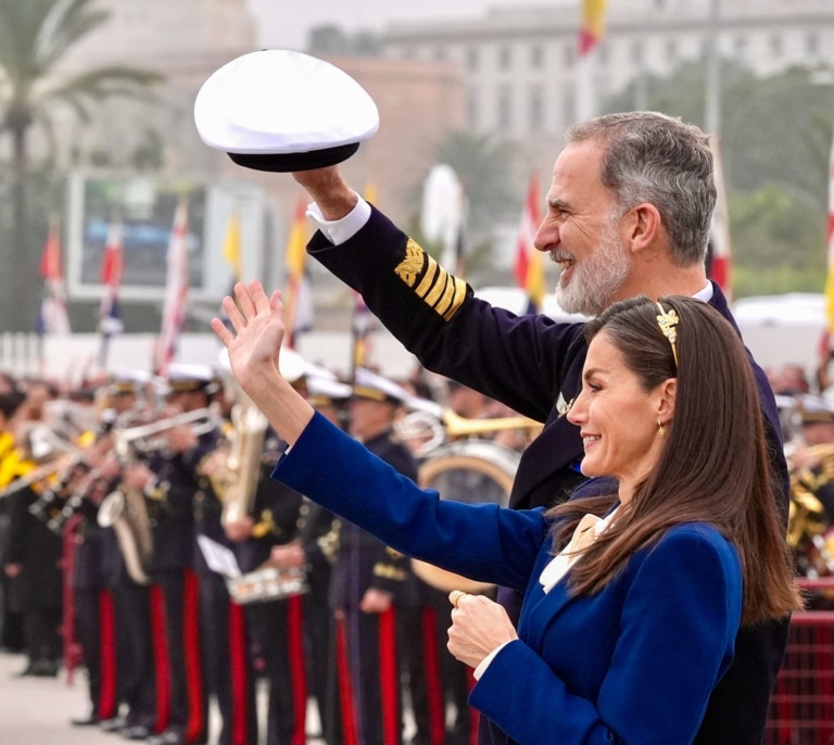 Los Reyes se emocionan abrazados en la despedida de Leonor: fotos al son de la 'Salve Marinera'