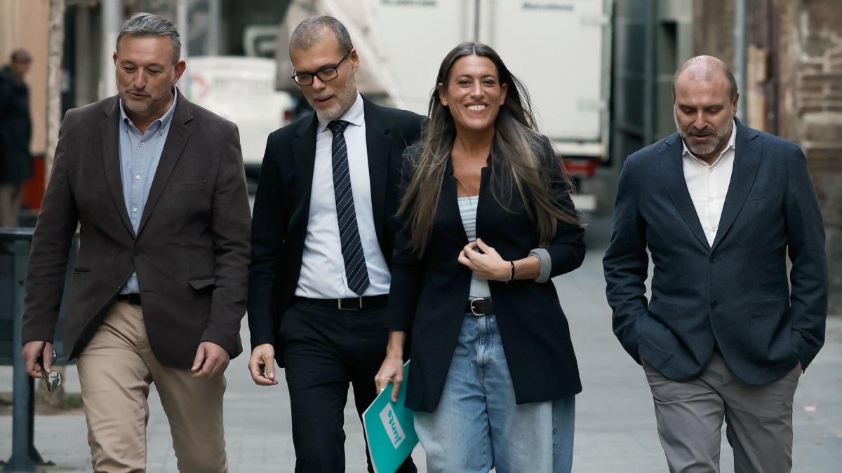 BARCELONA, 28/01/2025.- La portavoz parlamentaria de JxCat, Miriam Nogueras (2d), acompañada por sus compañeros, ofrece este martes en Barcelona una rueda de prensa después de que JxCat y el Gobierno hayan cerrado un acuerdo para aprobar el "decreto social" que quedó encallado la semana pasada, a cambio de que el Congreso tramite la proposición no de ley que exige al presidente del Gobierno, Pedro Sánchez, que se someta a una cuestión de confianza. EFE/ Andreu Dalmau