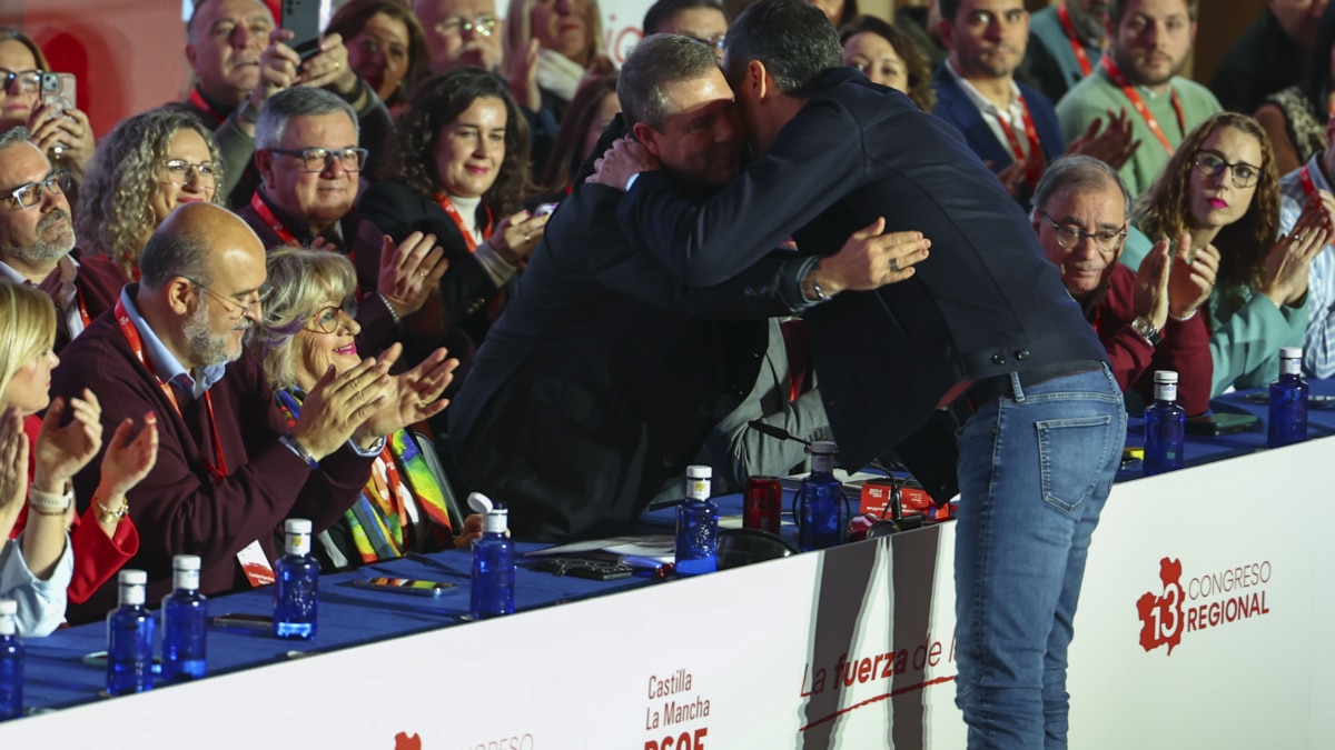 TOLEDO, 18/01/2025.- El presidente del Gobierno y secretario general del PSOE, Pedro Sánchez (c-d), abraza al presidente de la Junta de Castilla-La Mancha y actual secretario general de los socialistas en la región, Emiliano García-Page (c-i), durante la primera jornada del XIII congreso regional del PSOE de Castilla-La Mancha este sábado en Toledo. EFE/Ismael Herrero