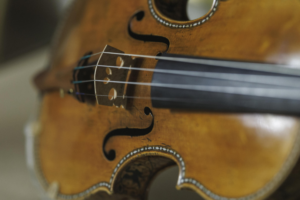 Vista de cerca de uno de los stradivarius que componen el Cuarteto Palatino