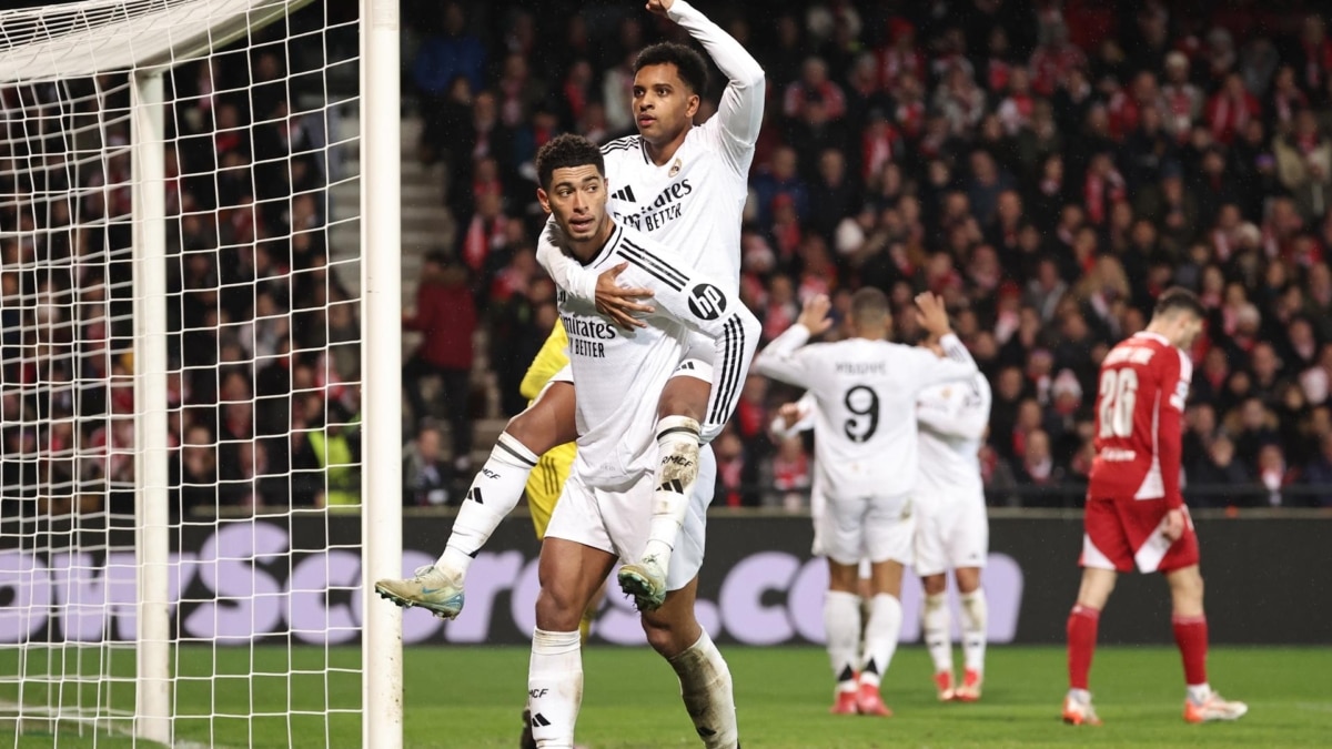 Bellingham y Dodrygo celbran el gol conseguido para el Real Madrid