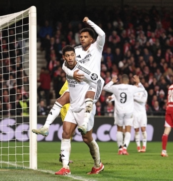 Bellingham y Dodrygo celbran el gol conseguido para el Real Madrid