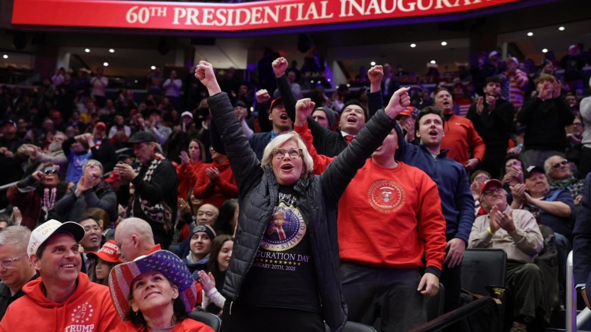 Seguidores de Donald Trump siguen la ceremonia de toma de posesión desde el estadio Capitol One Arena, en Washington DC.