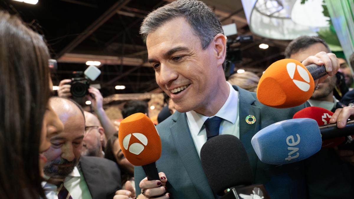 MADRID, 24/01/2025.- El presidente del Gobierno, Pedro Sánchez, atiende a los medios tras participar en el acto 'El patrimonio histórico y cultural como motor de la diversificación turística' en el stand de Turespaña de la Feria Internacional de Turismo, Fitur, este viernes. EFE/Fernando Villar