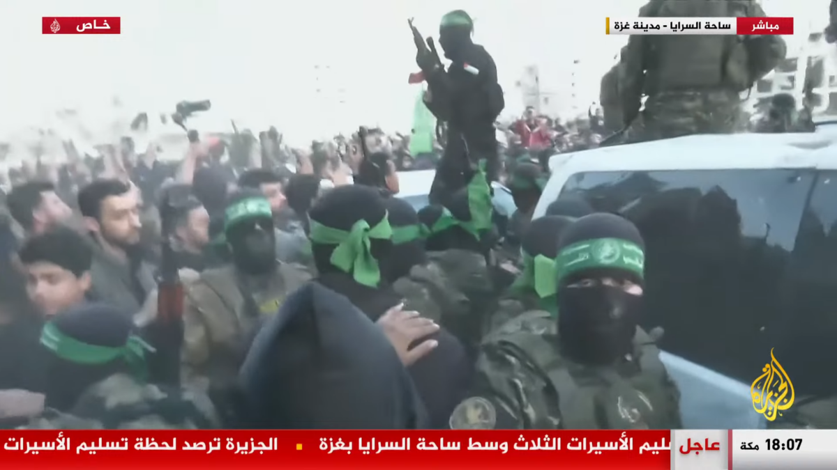 Momento de la liberación de las tres rehenes israelíes.