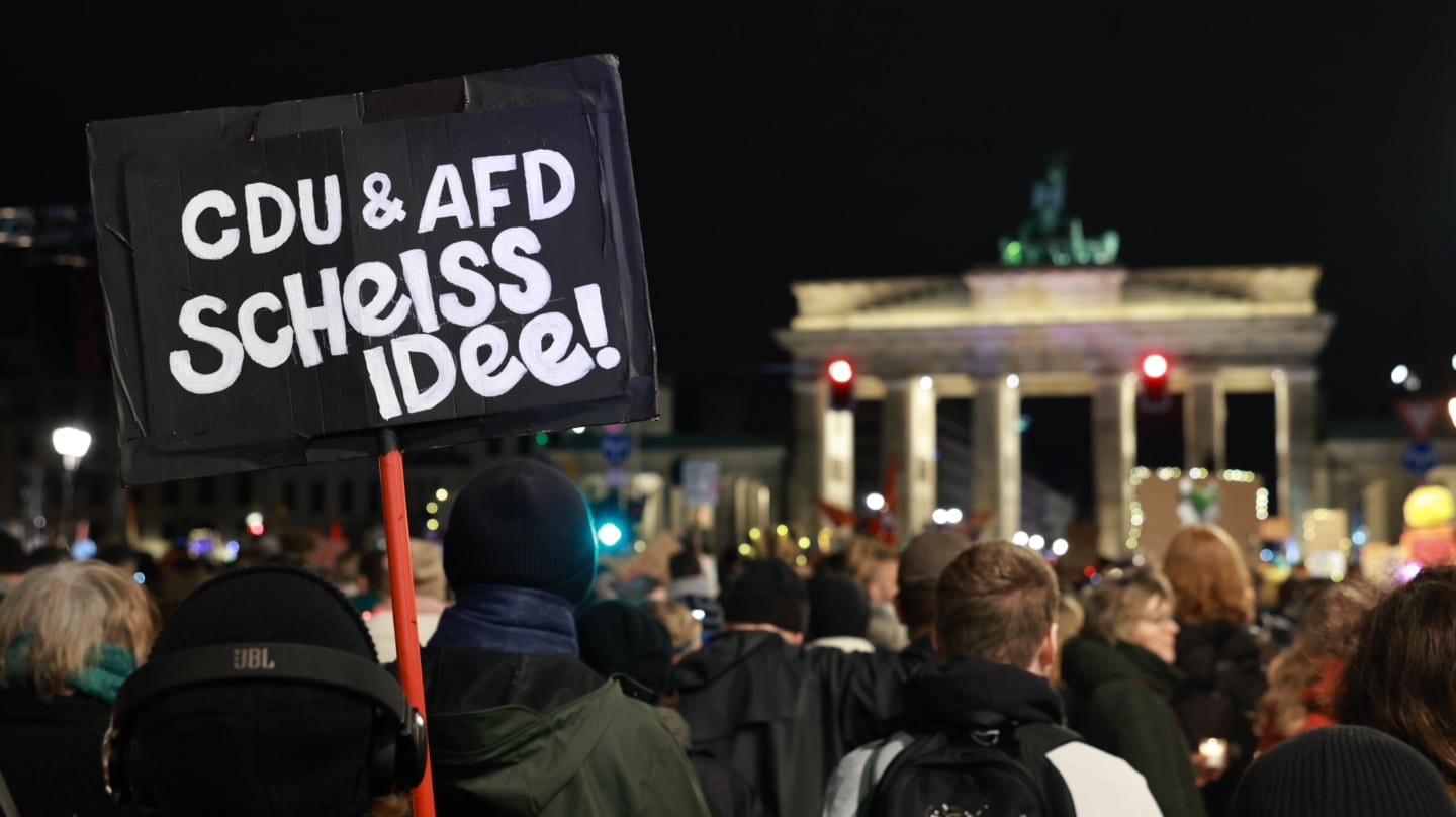 Manifestación ante la Puerta de Brandemburgo contra la relación entre CDU y AfD