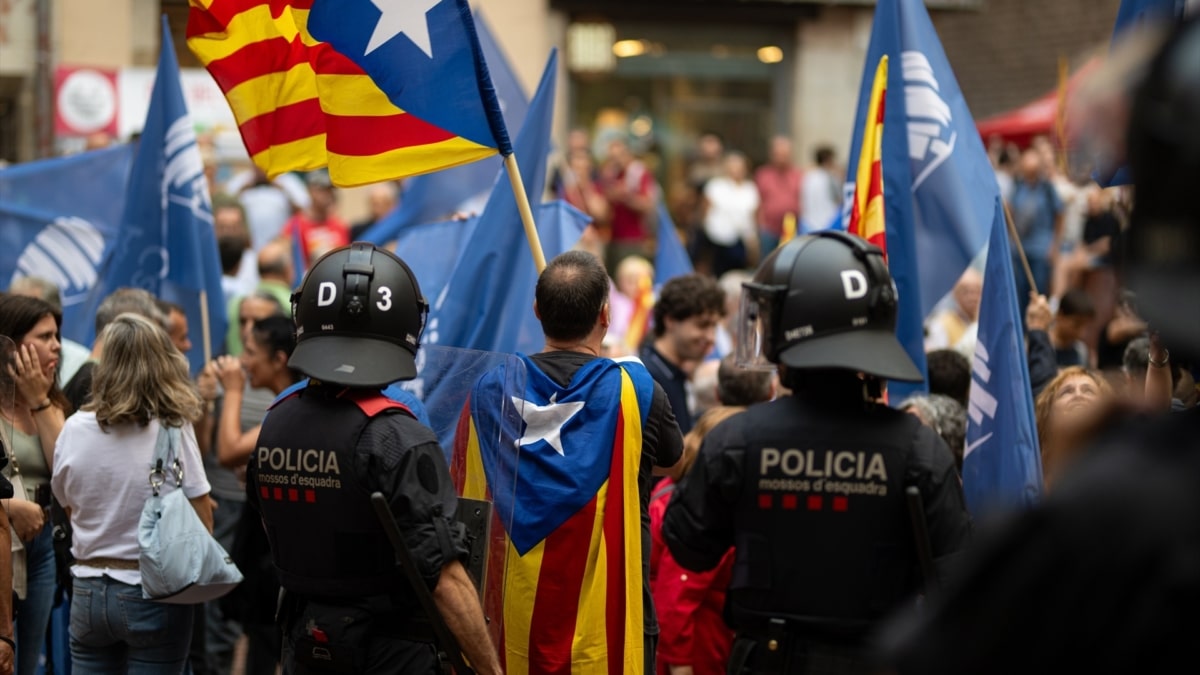 Un grupo de la izquierda independentista irrumpe durante la ofrenda floral de Aliança Catalana de la Diada, en el Fossar de les Moreres, en septiembre