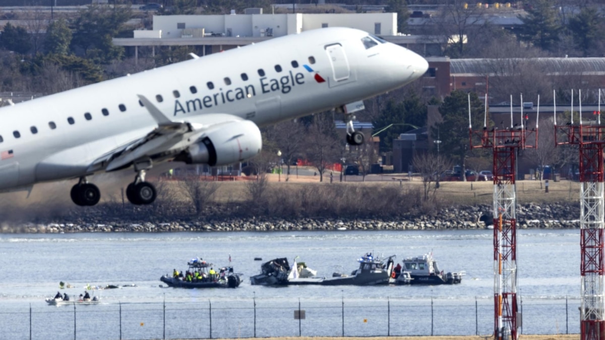 Un avión American Eagle, de la aerolínea American Airlines, despega del aeropuerto nacional Ronald Reagan de Washington este jueves.