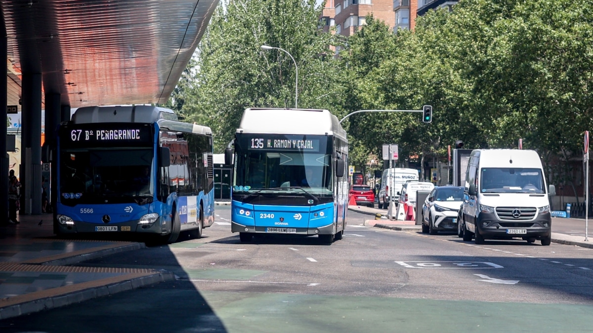 Un autobús de la línea 135, en el intercambiador de Plaza de Castilla, a 5 de agosto de 2024, en Madrid