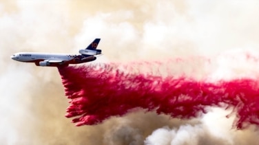 Para qué sirve el polvo rojo que arrojan los aviones en los incendios en Los Ángeles