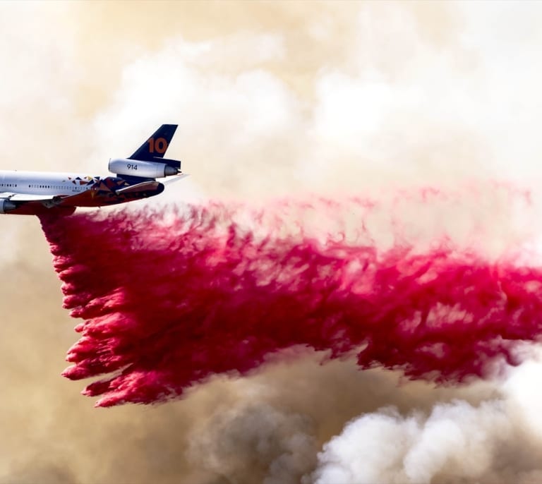 Para qué sirve el polvo rojo que arrojan los aviones en los incendios en Los Ángeles