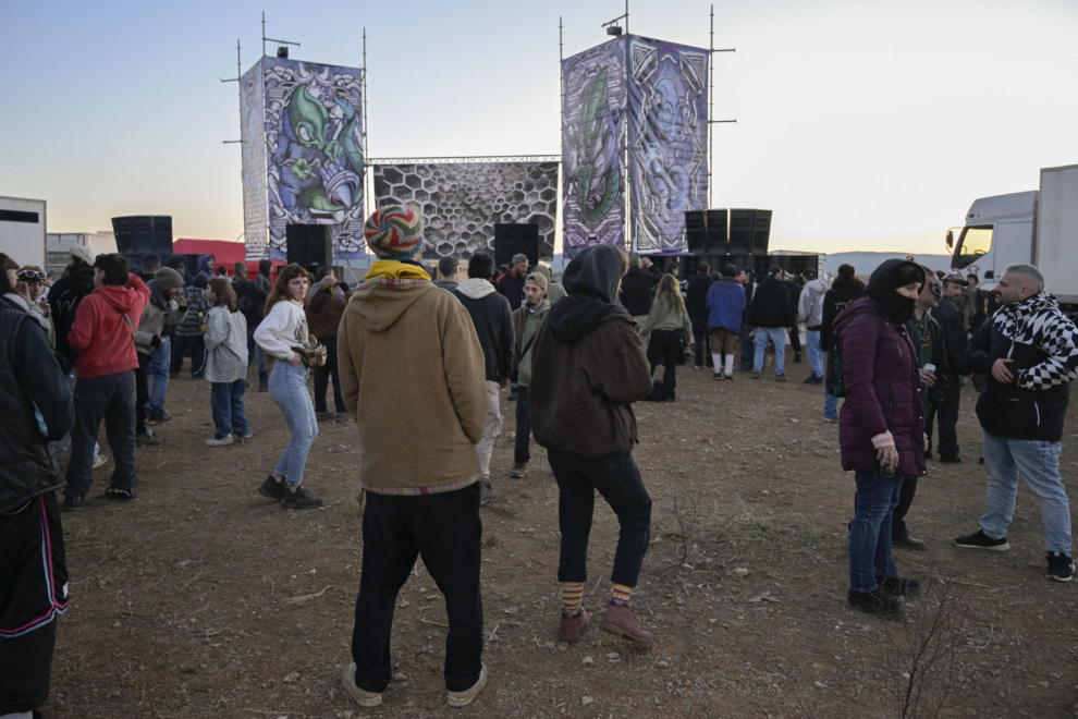 Los asistentes de la Big Fucking Party se enfrentan a las bajas temperaturas con largos abrigos que no les impiden disfrutar de la fiesta