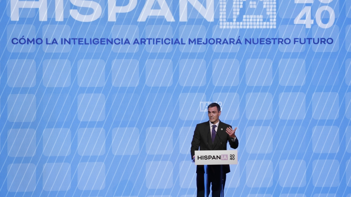 MADRID, 20/01/2025.- El presidente del Gobierno, Pedro Sánchez, durante su intervención en la jornada 'HispanIA 2040: cómo la inteligencia artificial mejorará nuestro futuro', dedicada a analizar el impacto que tendrá la IA en ámbitos como la tecnología, la economía o la seguridad y su impacto social, este lunes en Madrid. EFE/ Javier Lizon