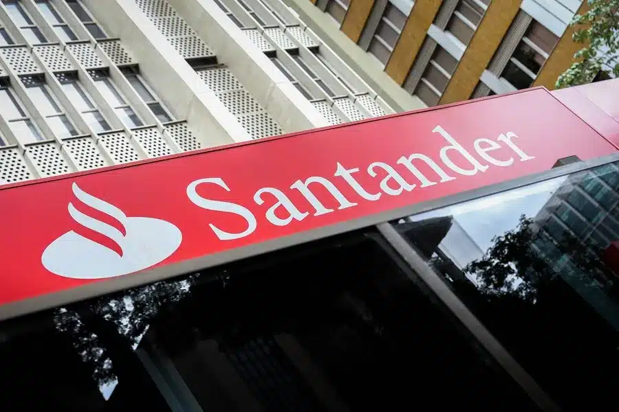 Santander reconoce los cargos de tarjetas duplicados debido a un error técnico