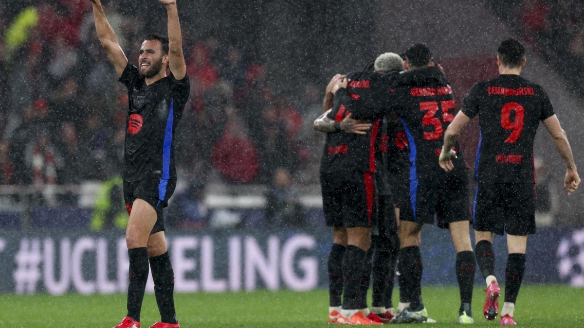 Eric García, jugador del FC Barcelona celebra la victoria frente al Benfica