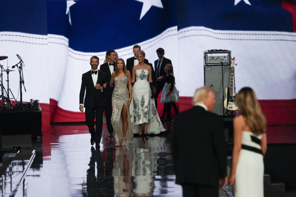 Donald y Melania Trump observan la entrada de su familia: Donald Jr y su hija Kai encabezan la fila, seguidos por Ivanka y su marido,  Jared Kushner. 