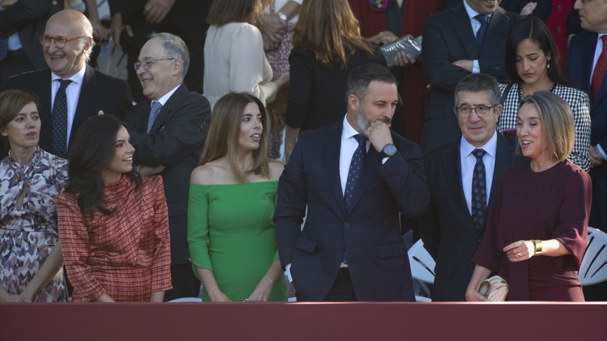 Lidia Bedman, de verde, junto al presidente de Vox, Santiago Abascal, en el desfile del Día de la Hispanidad en 2023