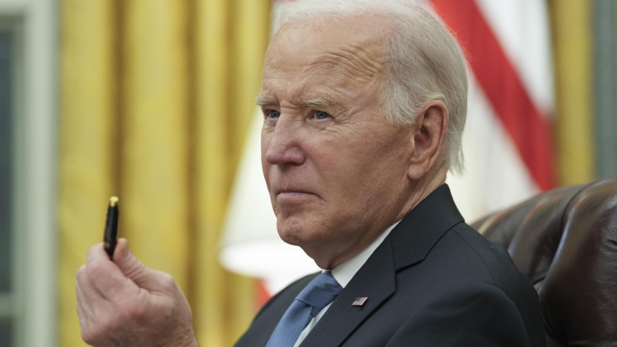 El presidente estadounidense Joe Biden participa en una reunión de altos funcionarios de la Casa Blanca