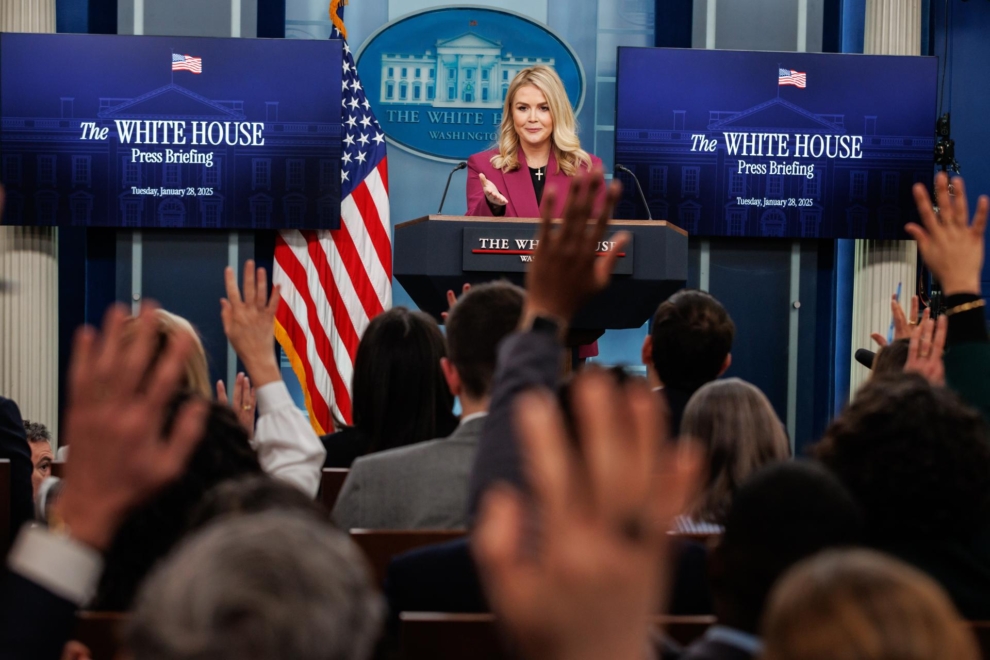 Karoline Leavitt da la palabra a un periodista en la rueda de prensa diaria en la sala James S. Brady.