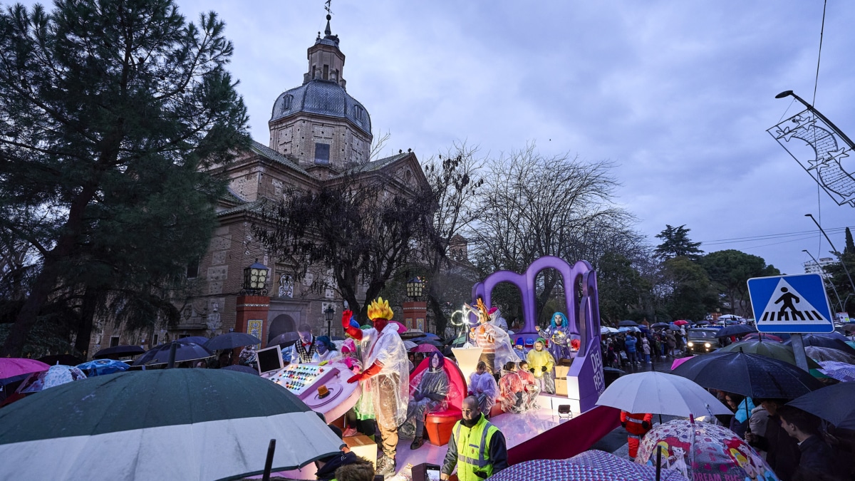 Sus majestades los Reyes Magos de Oriente son recibidos por el alcalde de la ciudad, Jaume Collboni (d), este domingo a su llegada a Barcelona