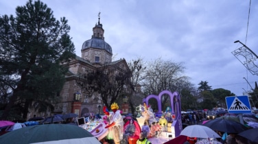 Desde la Alhambra a Paiporta: los Reyes Magos reparten ilusión, magia y caramelos