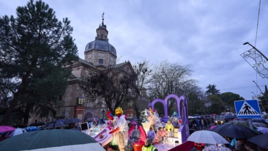 Desde la Alhambra a Paiporta: los Reyes Magos reparten ilusión, magia y caramelos