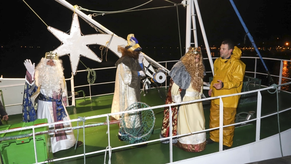 Sus majestades los Reyes Magos no siempre llegan a su destino a lomos de sus camellos: su recorrido se reinventa y en el rural llegan sobre tractores y acompañados de hasta 100 vacas