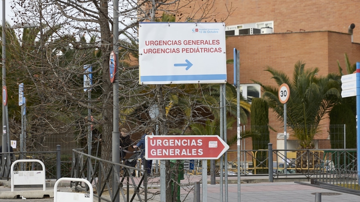 El cartel señala dónde se ubican las Urgencias del Hospital 12 de Octubre.