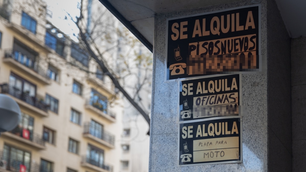 Carteles de 'Se alquila' pegados en un edificio en una imagen de archivo