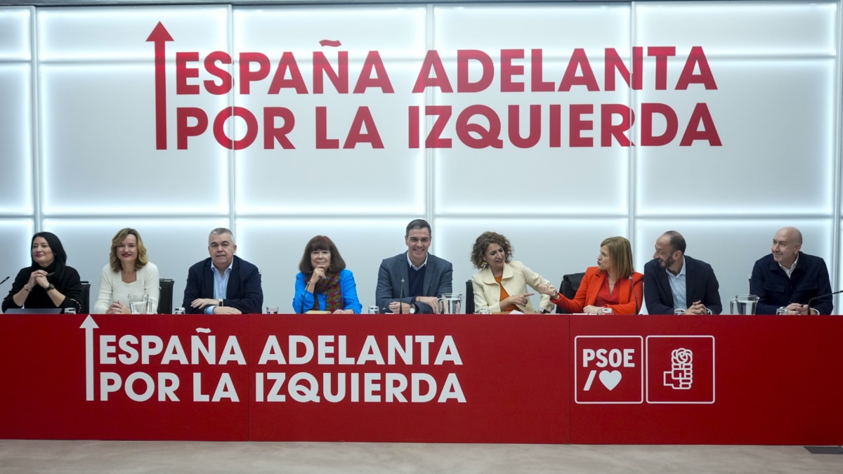 MADRID, 27/01/2025.- El secretario general del PSOE, Pedro Sánchez (c), preside la reunión de la Ejecutiva Federal del partido celebrada este lunes en la sede de Ferraz. EFE/Borja Sánchez-Trillo